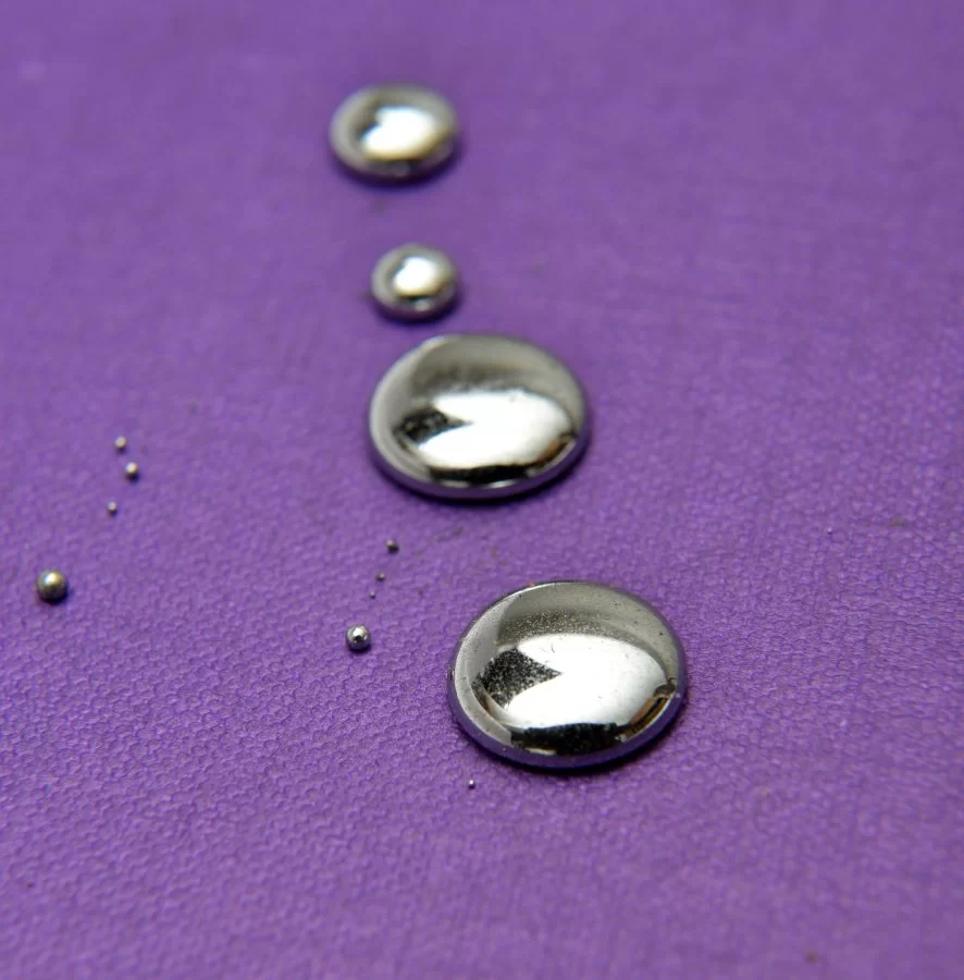 разбитый ртутный градусник. демеркуризация градусника. ртуть 203. ртуть металл. ртуть / hydrargyrum (hg).