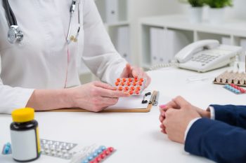 Precautii la administrarea de AINS de tip OTC la pacientii cu patologii asociate