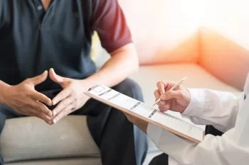 Striurile angioide complicate cu membrana neovasculara coroidiana