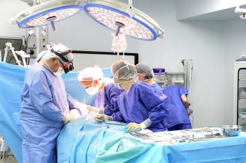 Rezolvarea chirurgicală interdisciplinară a unui caz de adenocarcinom gastric asociat cu boală coronariană și endocardită infecțioasă de valvă aortică