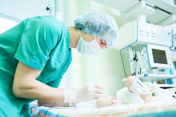 Clamparea tardivă a cordonului ombilical la nou-născuţii prematur: pro şi contra celor 30 de secunde de aşteptare