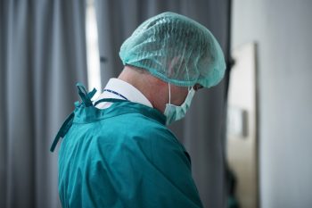 CMR: „În anumite unități medicale se pune presiune pe medici pentru a lucra peste program!„