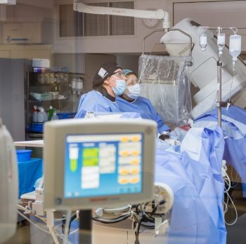Intervenții de implantare a unor endoproteze aortice revoluționare, la Spitalul Sanador