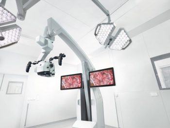 Microscop operator de ultimă generație la Spitalul Sanador
