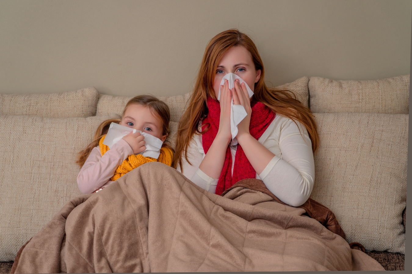 Что делать если домашняя заболела. Простуда у ребенка. Ребенок простужен. Мама и больной ребенок.