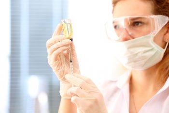 Tumorile pot fi transformate în „fabrici” care luptă împotriva cancerului