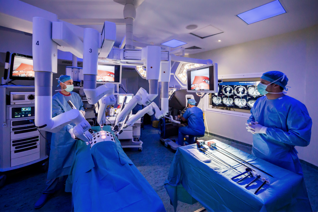 Медицинский визуал. Кабинет пластического хирурга. Фредерик Молл и роботизированная хирургия.