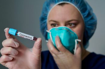 Pacienţii cu coronavirus, trataţi cu medicamente pentru HIV/SIDA