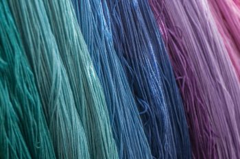 Fibrele textile care țin de cald, dar și de frig, în funcție de temperatură