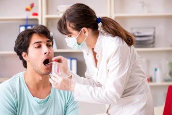 COVID-19: testele de salivă ar putea fi mai eficiente decât cele nazofaringiene