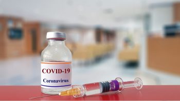 Terapii și vaccinuri în cursa anti-COVID-19