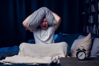 Lipsa somnului ne transformă: devenim iritați și instabili emoțional