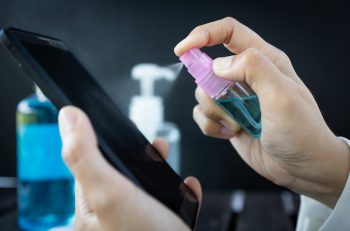 Cât timp rezistă bacteriile şi virusurile pe anumite suprafeţe?