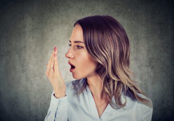 Halitoza sau respiraţia urât mirositoare, cauze și prevenție