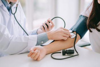 Măsurarea tensiunii arteriale, factor-cheie în depistarea bolilor cardiovasculare