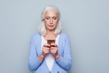 Smartphone-urile ar putea detecta prezenţa glaucomului