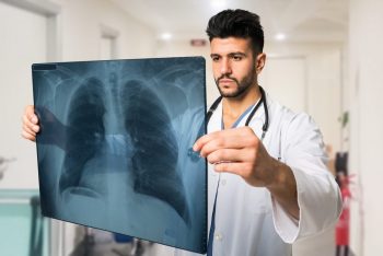 Pneumonia bacteriană: factori de risc, simptome, diagnostic şi tratament