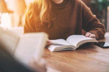 Cu ocazia Zilei Naţionale a Lecturii, medicii Neuroaxis recomandă cititul