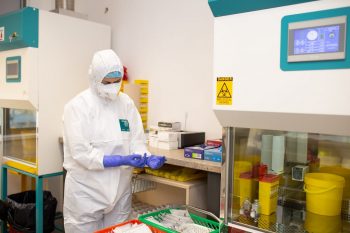 Studiul medicilor de la Cluj: cum ar putea fi prevenită căderea părului în chimioterapie