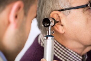 Urechi înfundate – cauze frecvente și opțiuni de tratament