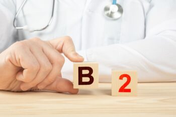 Vitamina B2 și sănătatea oculară. Implicații în prevenirea cataractei și degenerescenței maculare