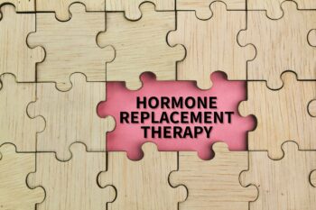 Terapia de substituție hormonală: rol, beneficii și riscuri asociate