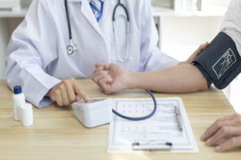 Hipotensiunea arterială cronică: abordări terapeutice pe termen lung și prevenția complicațiilor